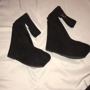 Black Wedges